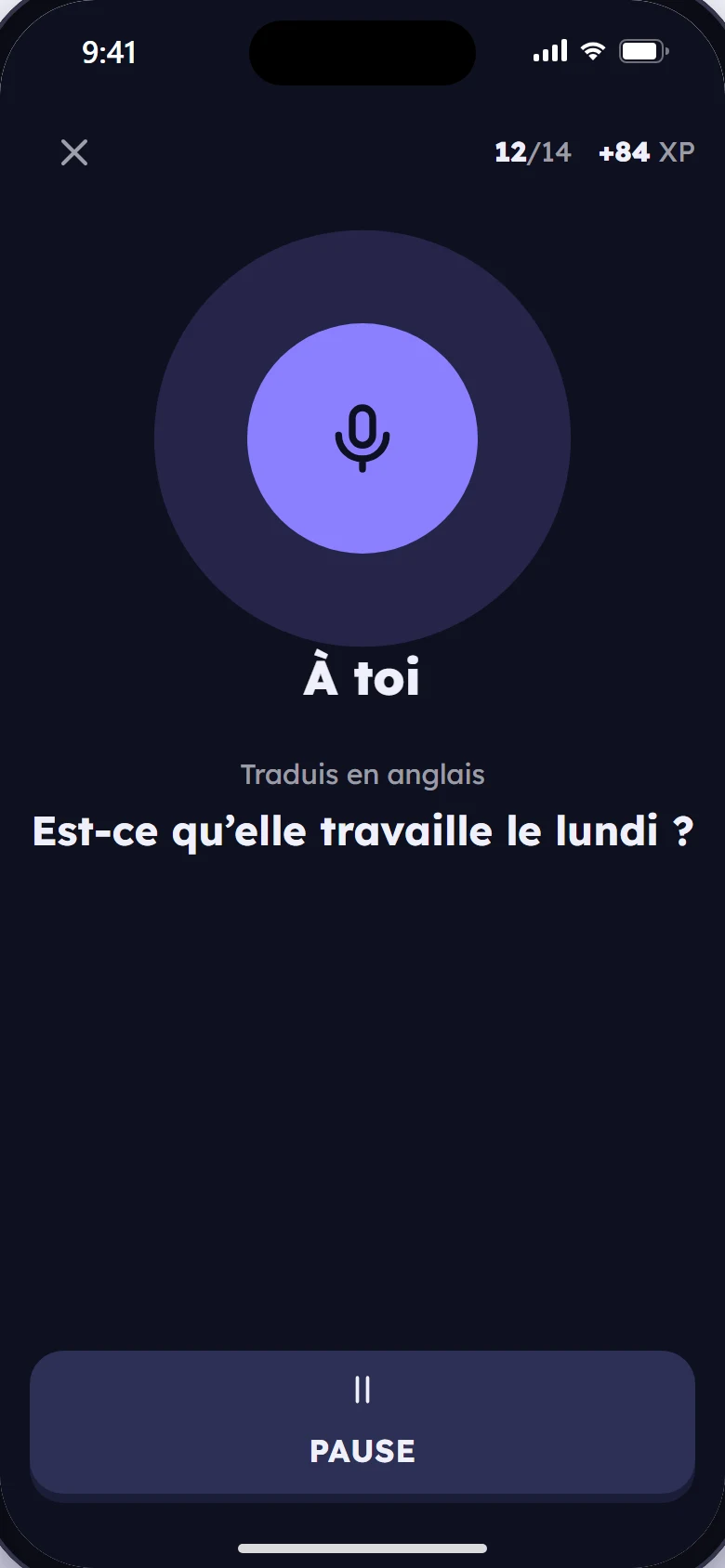 Le mode voiture de Hi!&nbsp;: écran sombre, un grand micro, «&nbsp;À toi&nbsp;», la question lue à voix haute.
